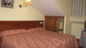 Cortinas opacas y tabla de planchar con plancha
