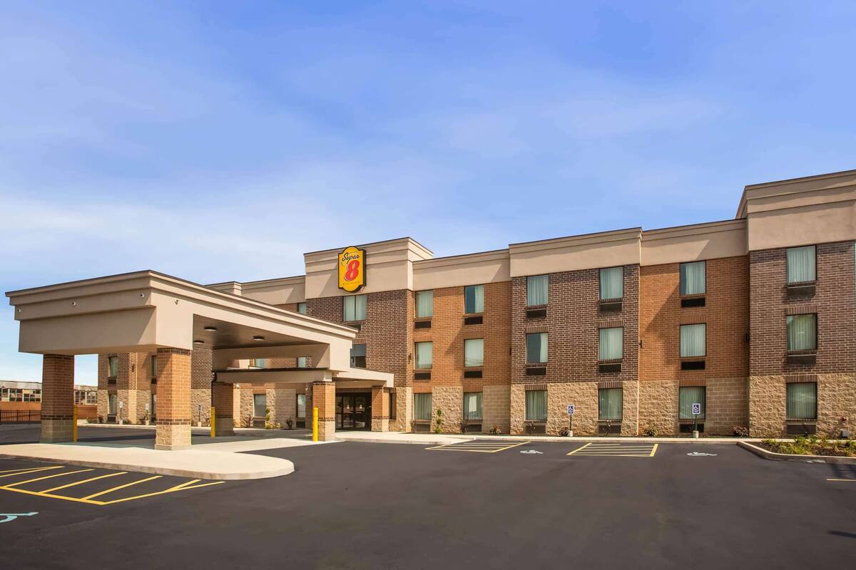 Super 8 By Wyndham St Louis North In St Louis Mo Expedia