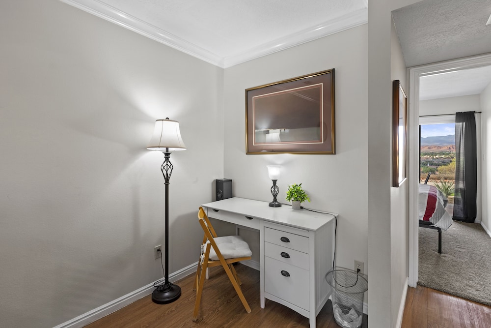 Las Palmas Resort 304 Main Level Condo, New Flooring, Mountain Views