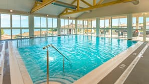 Indoor pool, sun loungers