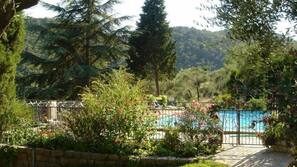 Piscine extérieure, chaises longues