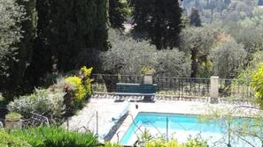 Piscine extérieure, chaises longues