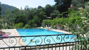 Piscine extérieure, chaises longues