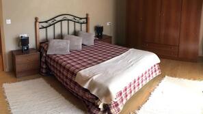 Tabla de planchar con plancha y ropa de cama