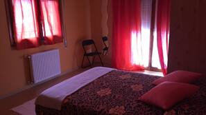 Tabla de planchar con plancha y ropa de cama