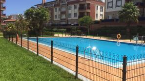 2 outdoor pools