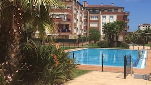 2 outdoor pools
