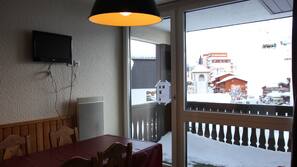 Télévision à écran plat de 50 cm avec chaînes par câble, télévision