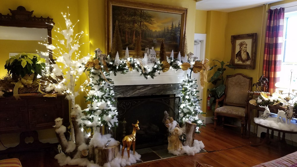 Pineapple Hill Inn Bed & Breakfast in New Hope Best Rates & Deals on