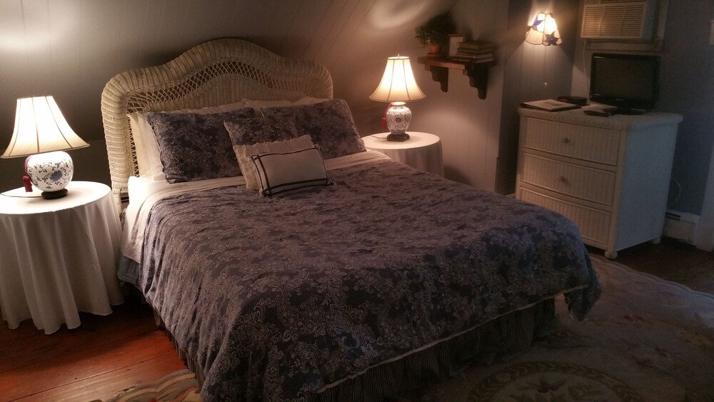 Pineapple Hill Inn Bed & Breakfast in New Hope Best Rates & Deals on