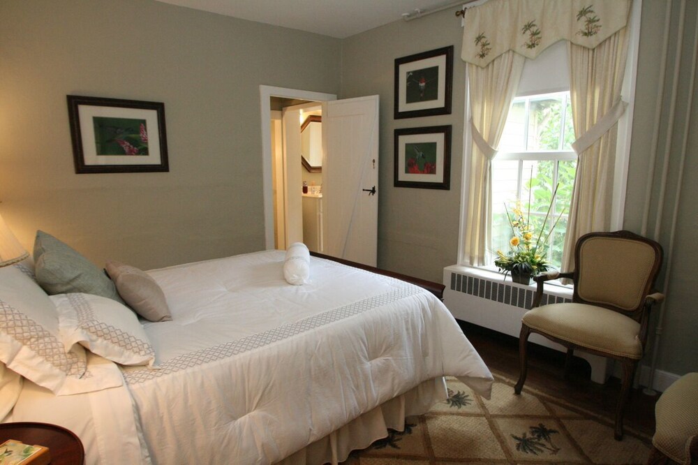 Pineapple Hill Inn Bed & Breakfast in New Hope Best Rates & Deals on