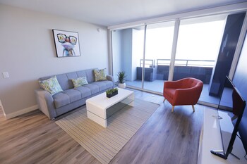 Hollywood Bright Suites