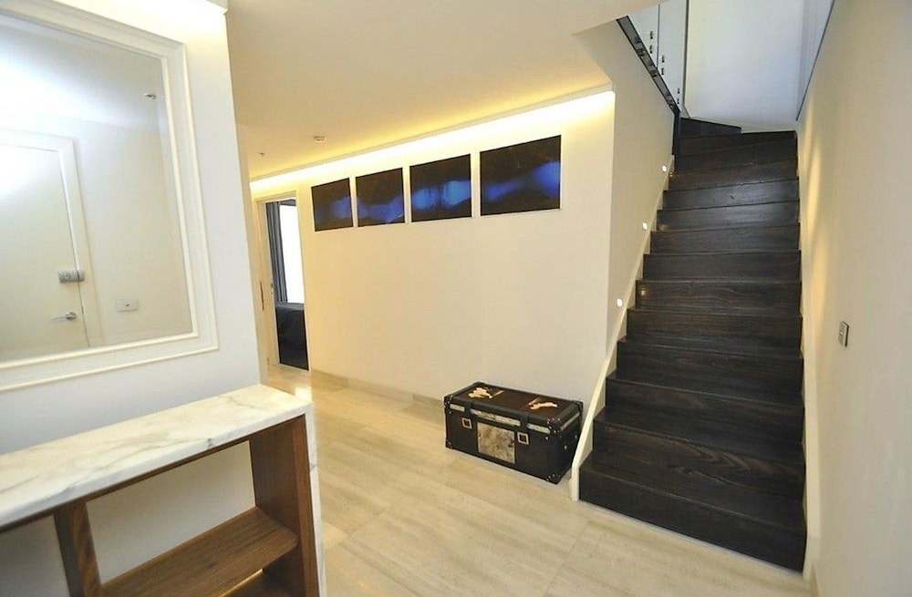 SH147 Sleek Split Level 2BR Surry Hills