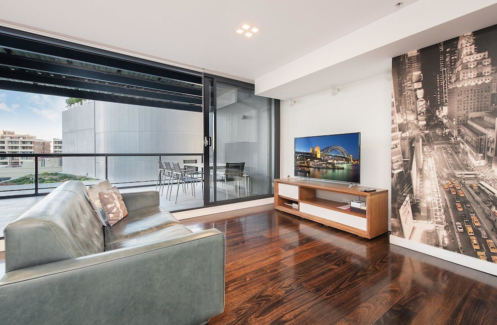 SH147 Sleek Split Level 2BR Surry Hills