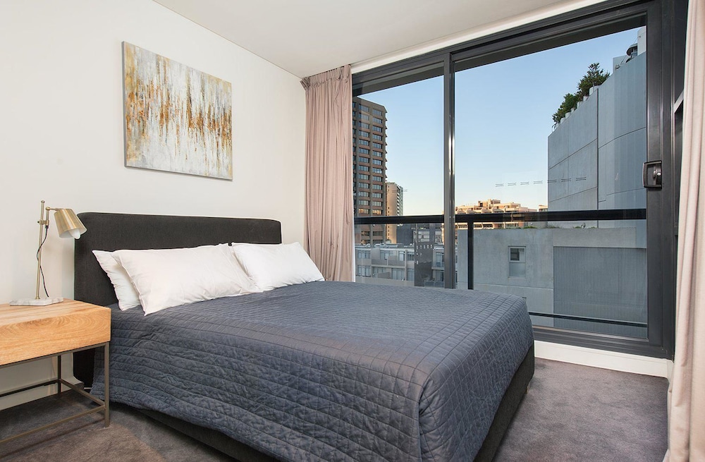 SH147 Sleek Split Level 2BR Surry Hills