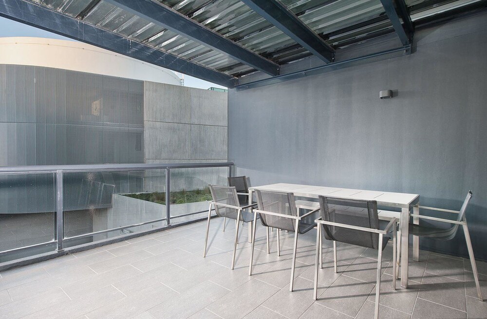 SH147 Sleek Split Level 2BR Surry Hills