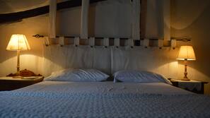 1 dormitorio y tabla de planchar con plancha