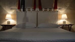 1 dormitorio y tabla de planchar con plancha
