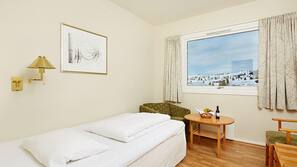 Senge med topmadrasser, minibar, skrivebord, kontorområde til laptop