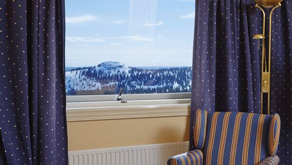 Senge med topmadrasser, minibar, skrivebord, kontorområde til laptop