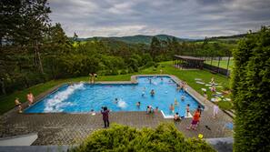 Sæsonbestemt udendørs pool, åben fra kl. 08.00 til kl. 22.00, parasoller