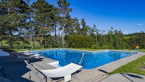 Sæsonbestemt udendørs pool, åben fra kl. 08.00 til kl. 22.00, parasoller