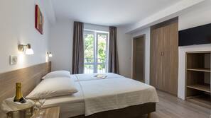 Een minibar, een kluis op de kamer, een bureau, gratis babybedden