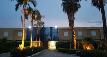 Liverpool Hotel & Motel