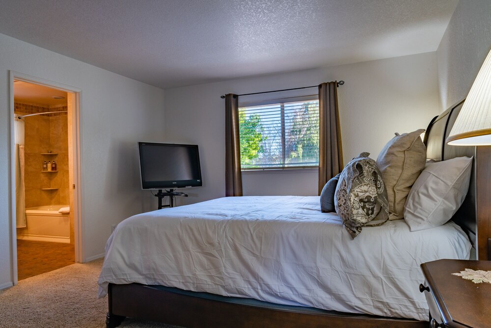 Peachtree Lane Downtown Living with Pool and Spa! Paso Robles Vrbo