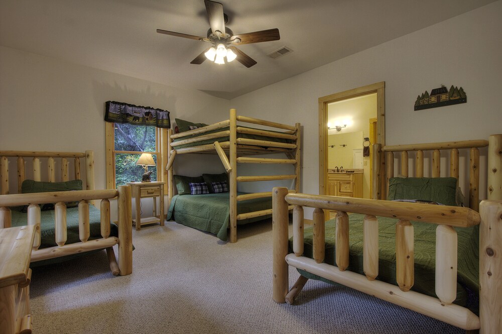 Fantastic 3 Bedroom Cabin Just Minutes From The Parkway In