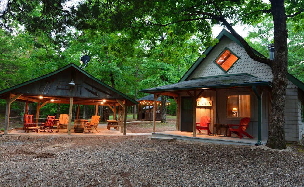 Cute cabin located in the shady mountains. 1 mile from south wolf pen gap.