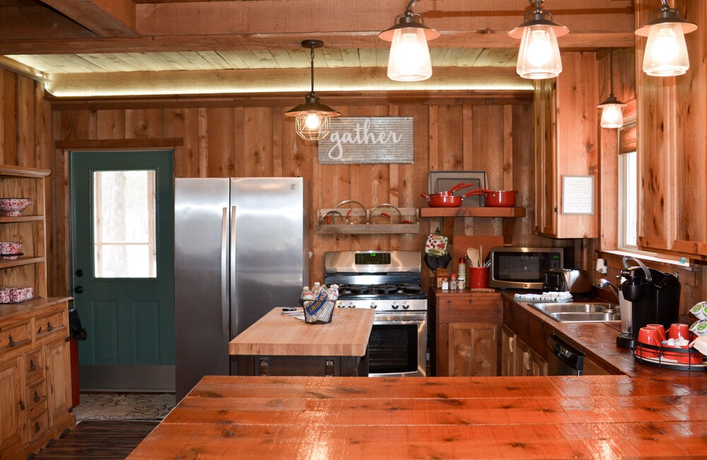 Cute cabin located in the shady mountains. 1 mile from south wolf pen gap.