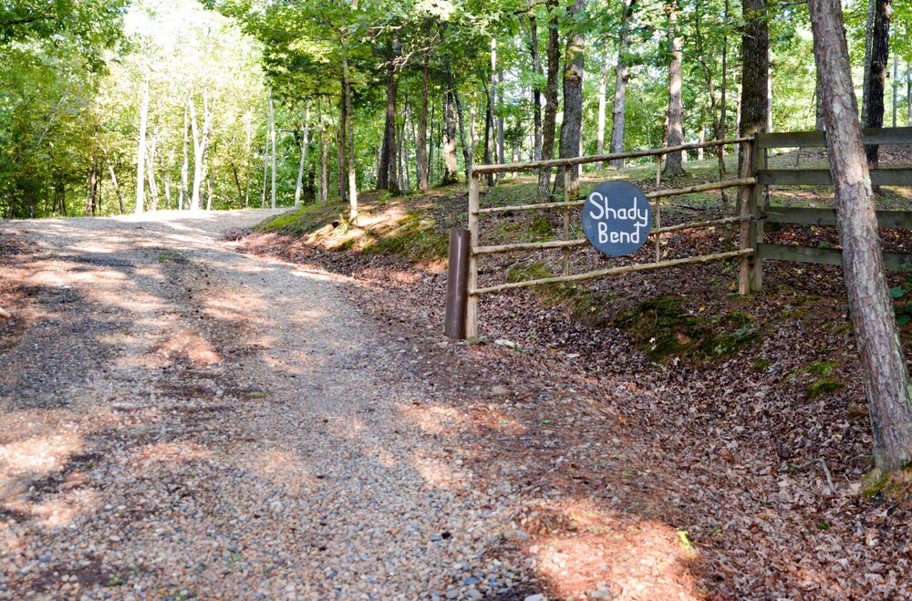 Cute cabin located in the shady mountains. 1 mile from south wolf pen gap.