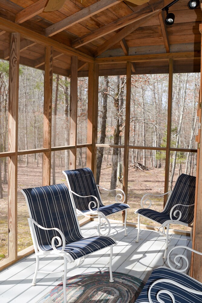 Cute cabin located in the shady mountains. 1 mile from south wolf pen gap.