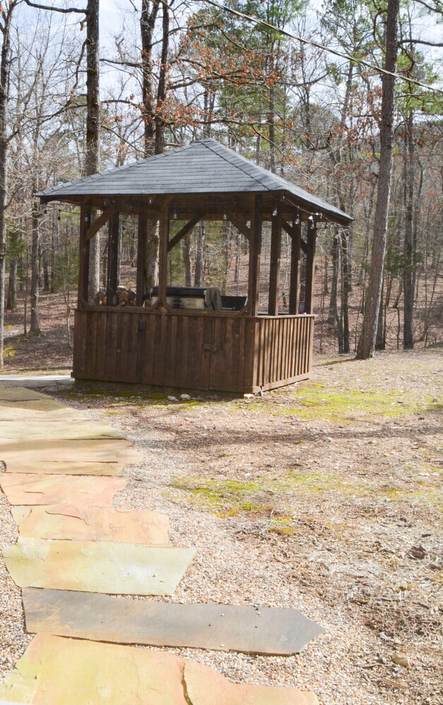 Cute cabin located in the shady mountains. 1 mile from south wolf pen gap.