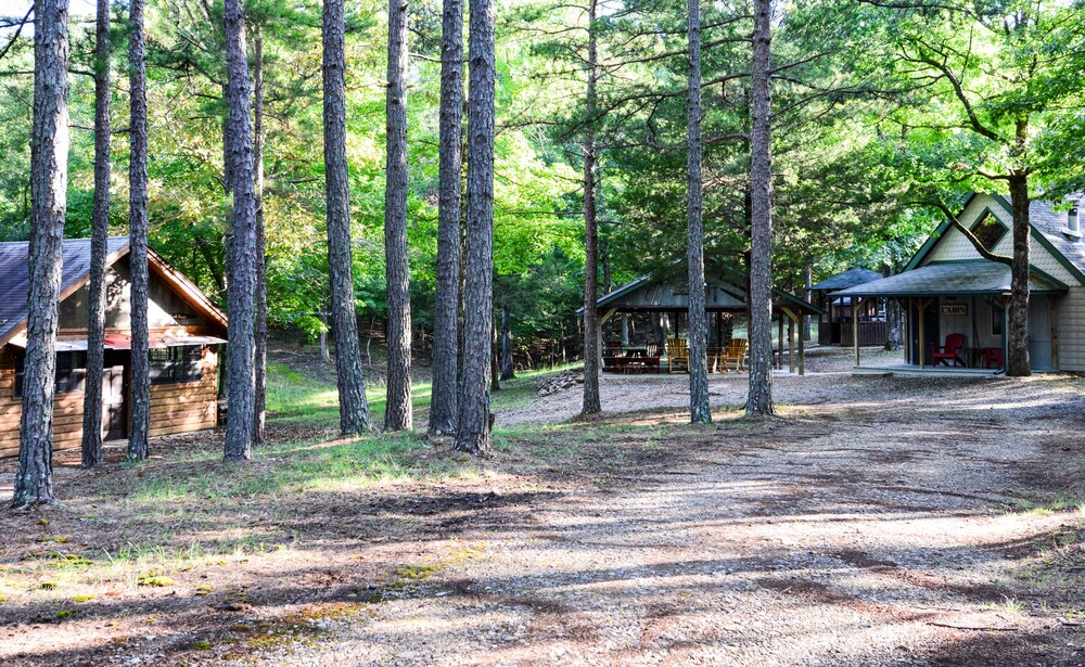 Cute cabin located in the shady mountains. 1 mile from south wolf pen gap.