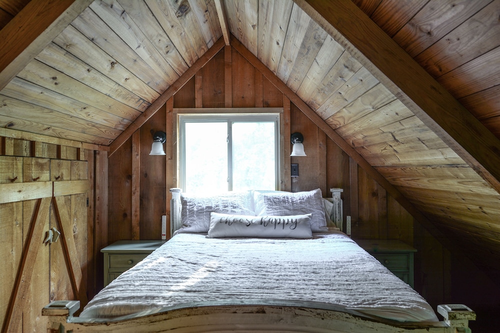 Cute cabin located in the shady mountains. 1 mile from south wolf pen gap.