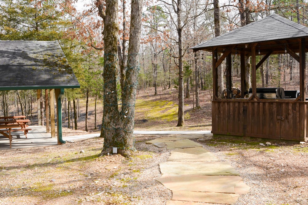 Cute cabin located in the shady mountains. 1 mile from south wolf pen gap.