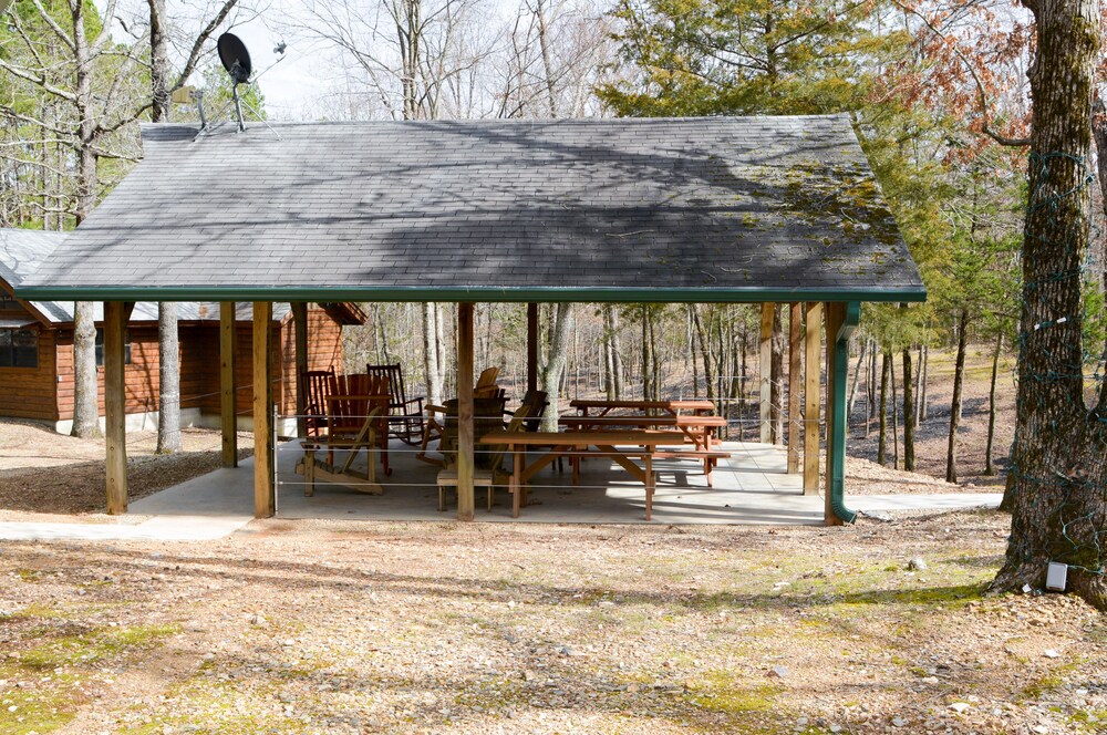 Cute cabin located in the shady mountains. 1 mile from south wolf pen gap.