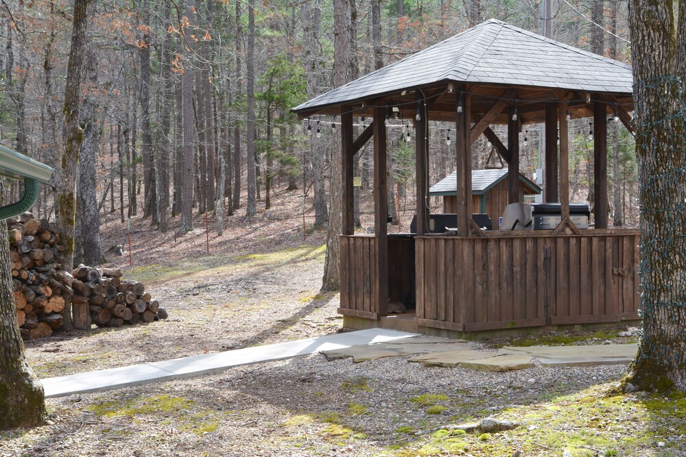 Cute cabin located in the shady mountains. 1 mile from south wolf pen gap.