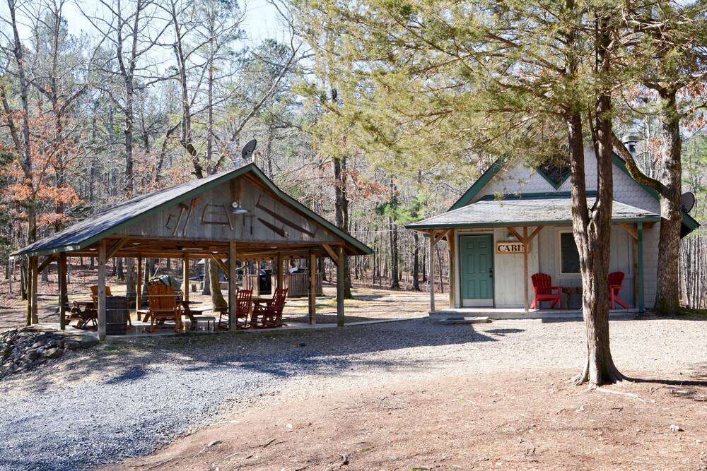 Cute cabin located in the shady mountains. 1 mile from south wolf pen gap.