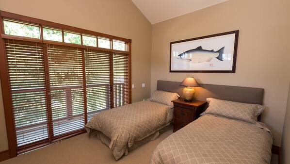 4 bedrooms, iron/ironing board, Internet, bed sheets