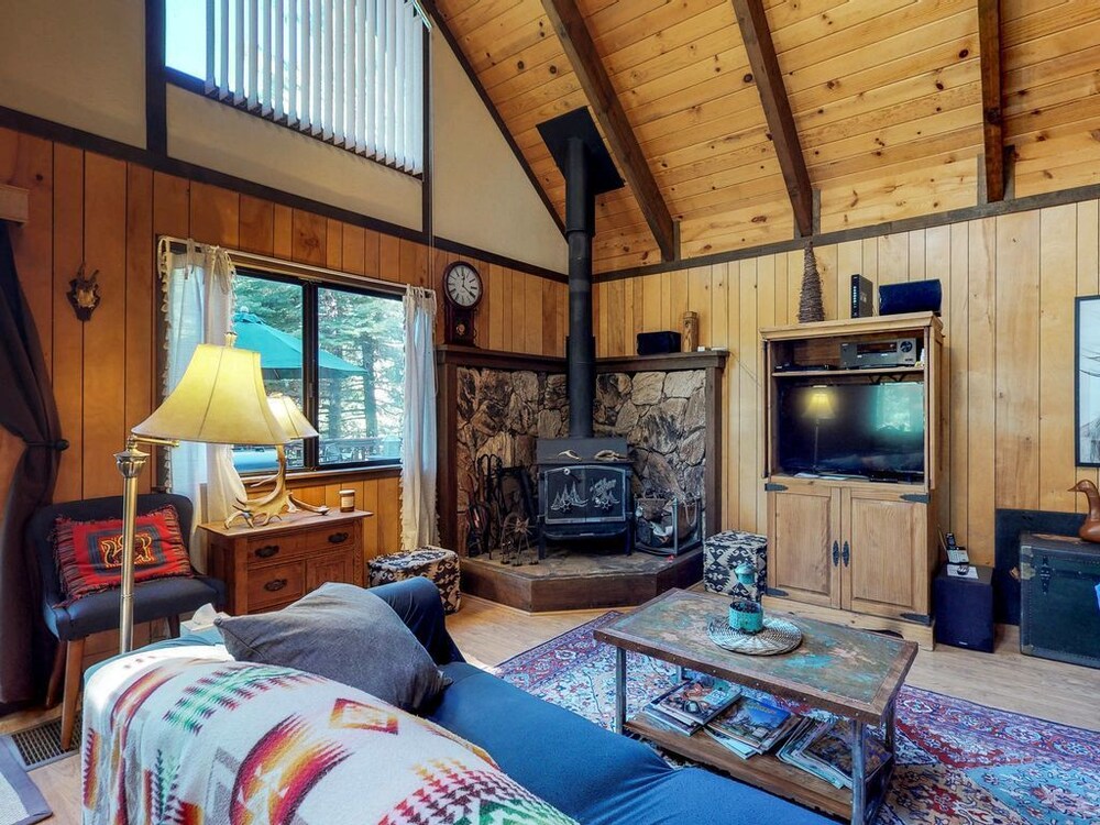 New Listing Dog Friendly Blue Springs Lake Cabin With Shared Pool