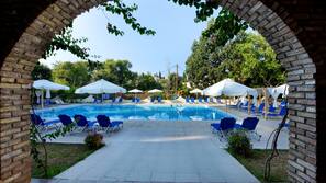 Piscina stagionale all'aperto, ombrelloni da piscina, lettini