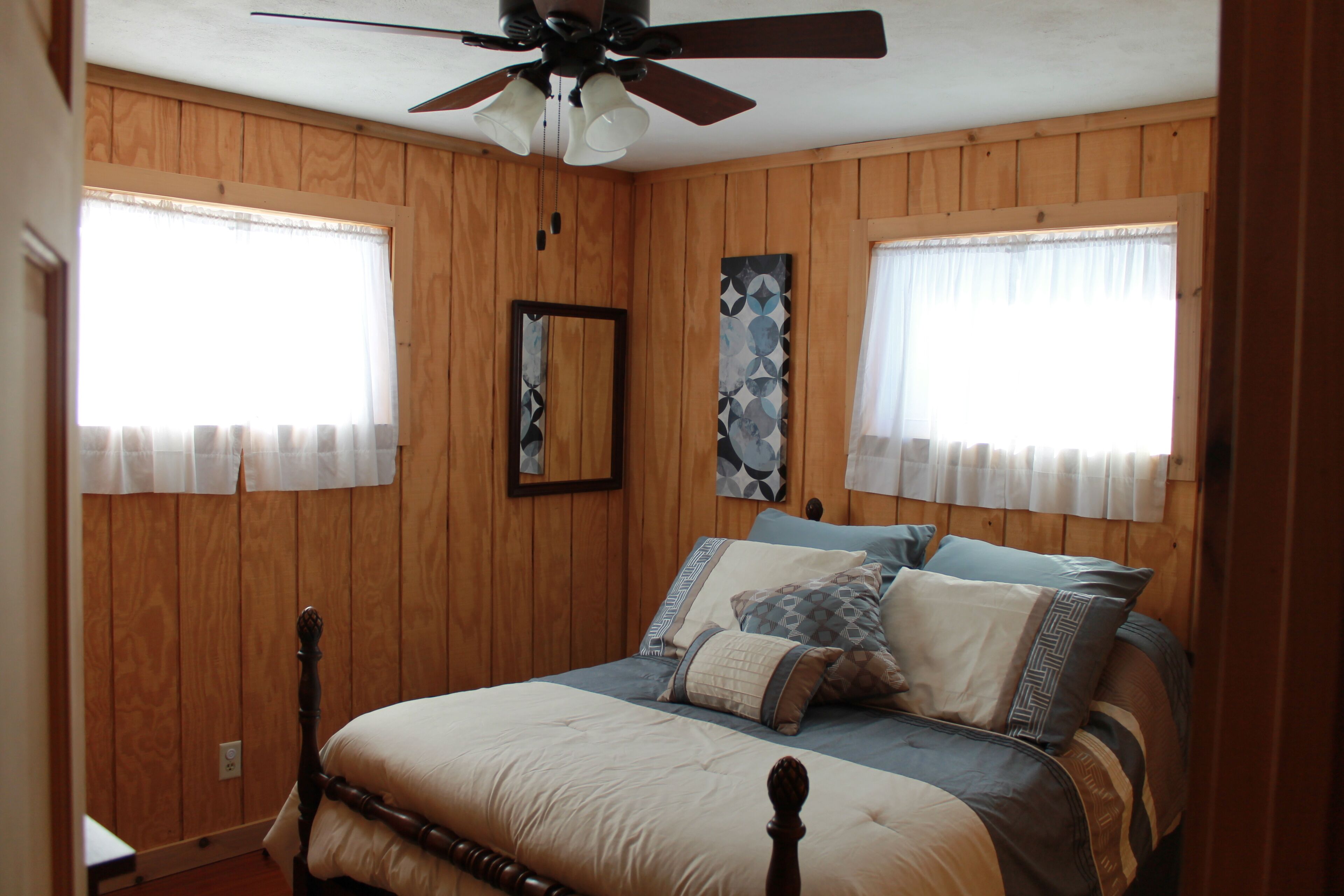 Cozy lakefront home with expansive views 25 minutes from Burlington in Burlington, United States