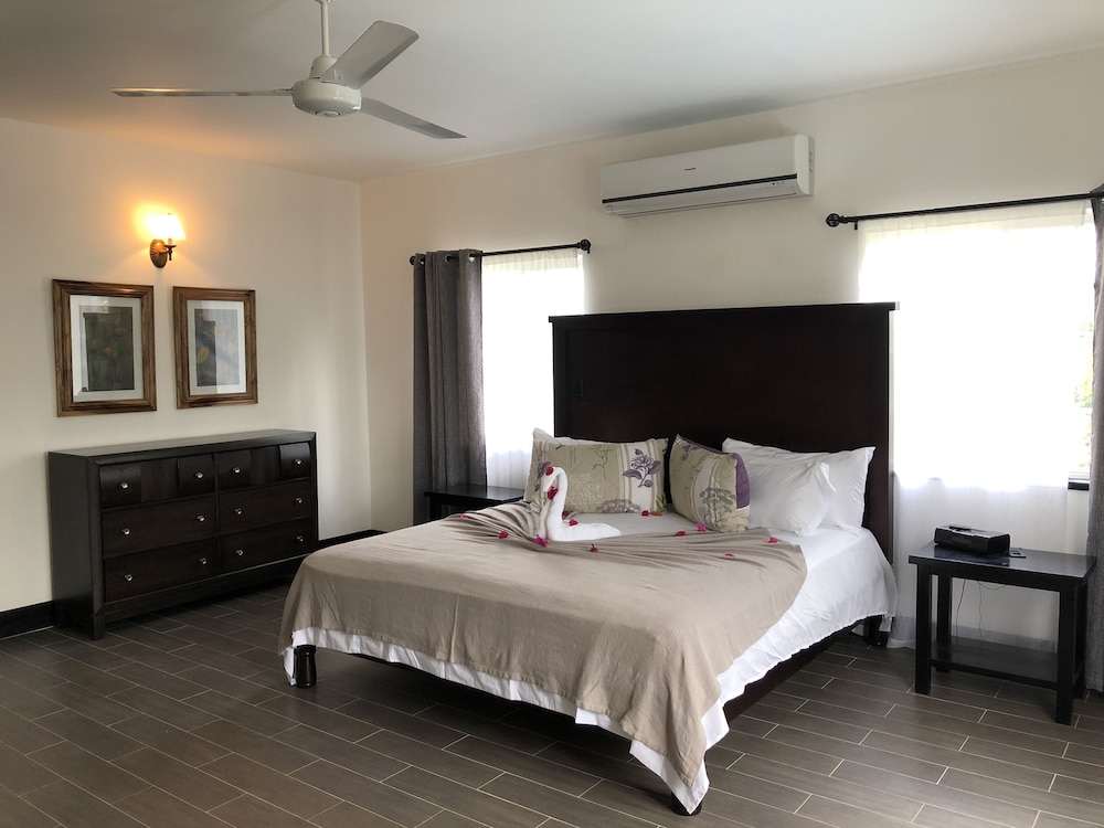 Beautiful & Private Villa Centrally Located In Runaway Bay, Jamaica W