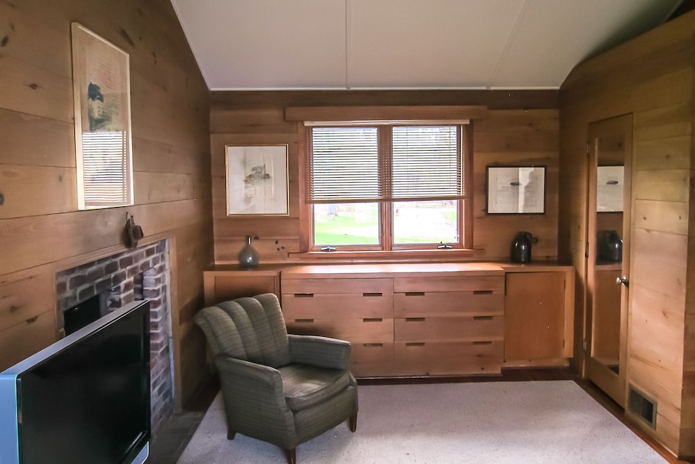 Gracious MidCentury ModernRight on Cazenovia Lake, with Expansive