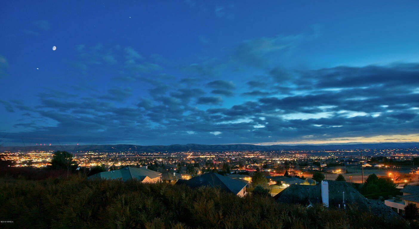Overnight With Us - 808 - 3 Bdrm, 2 BA, Family Friendly! - Great Location to Begin Your Adventure in Yakima, United States