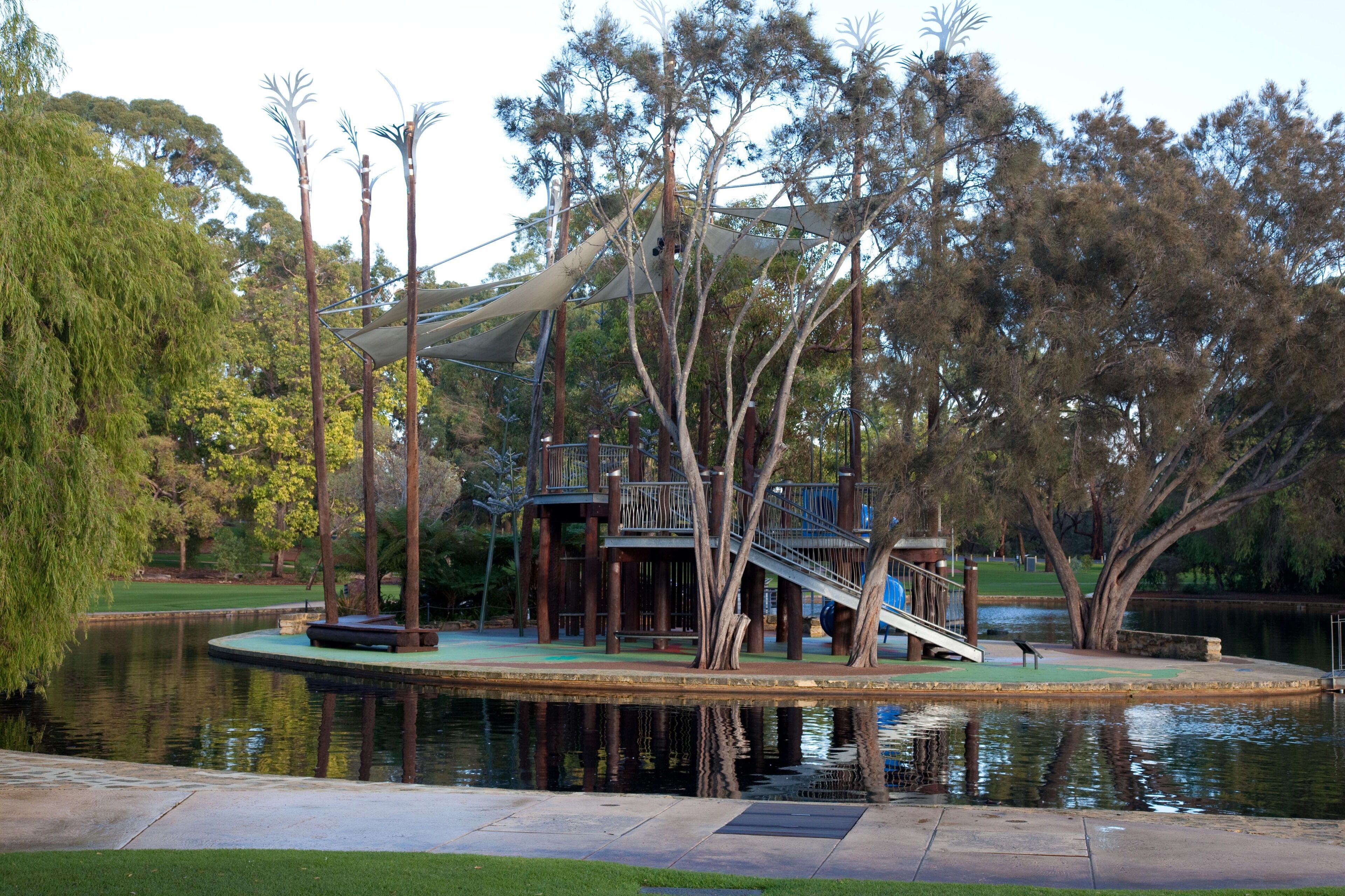 Walking distance to SCGH, Hollywood and Perth Childrens Hospital