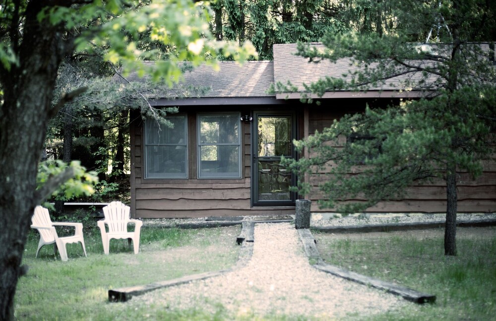 Necedah 2 Bdrm Vacation Cabin 5 Mins to Castle Rock Lake & Near Wisconsin Dells, Necedah Room